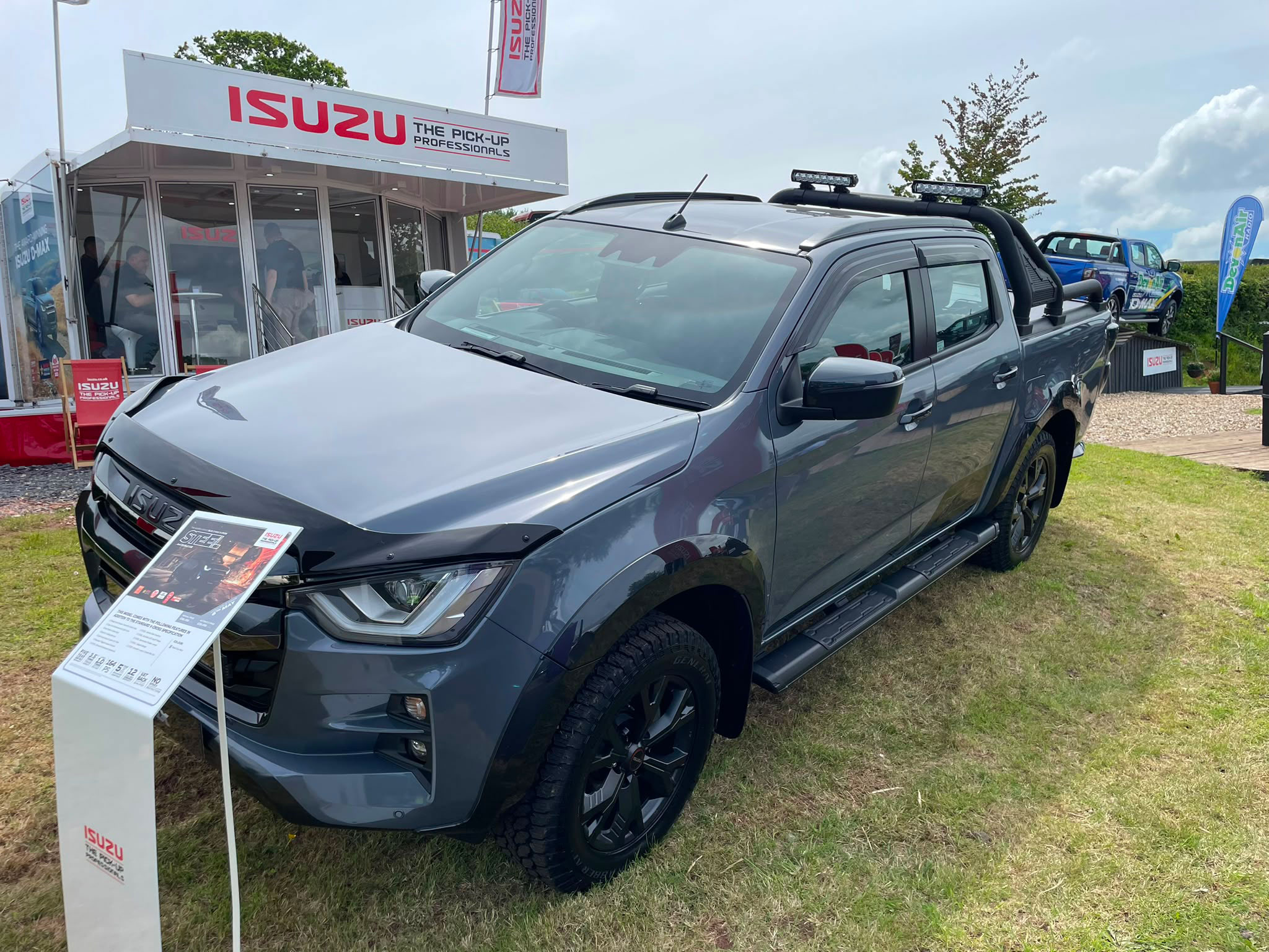 Showroom Exterior Pick-up